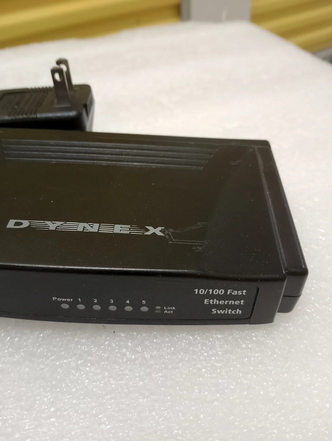 D-Link DFE-905 10/100 Fast Ethernet Switch - photo 2