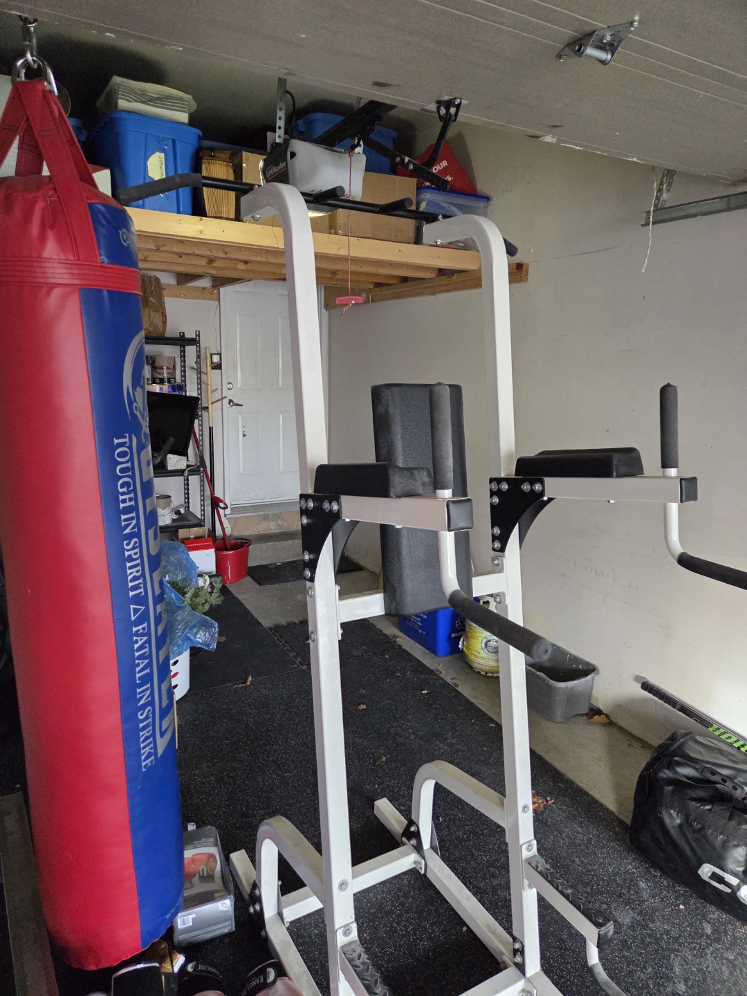 Home gym pull up station