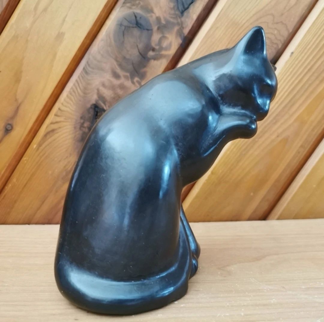 Vintage Cat Sculpture Grooming Pose - photo 4