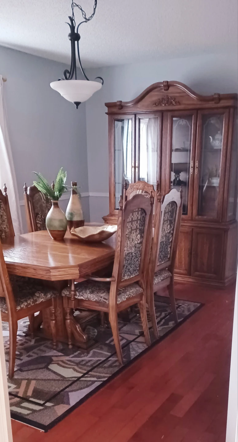 Dining Room Set with Hutch 🥕