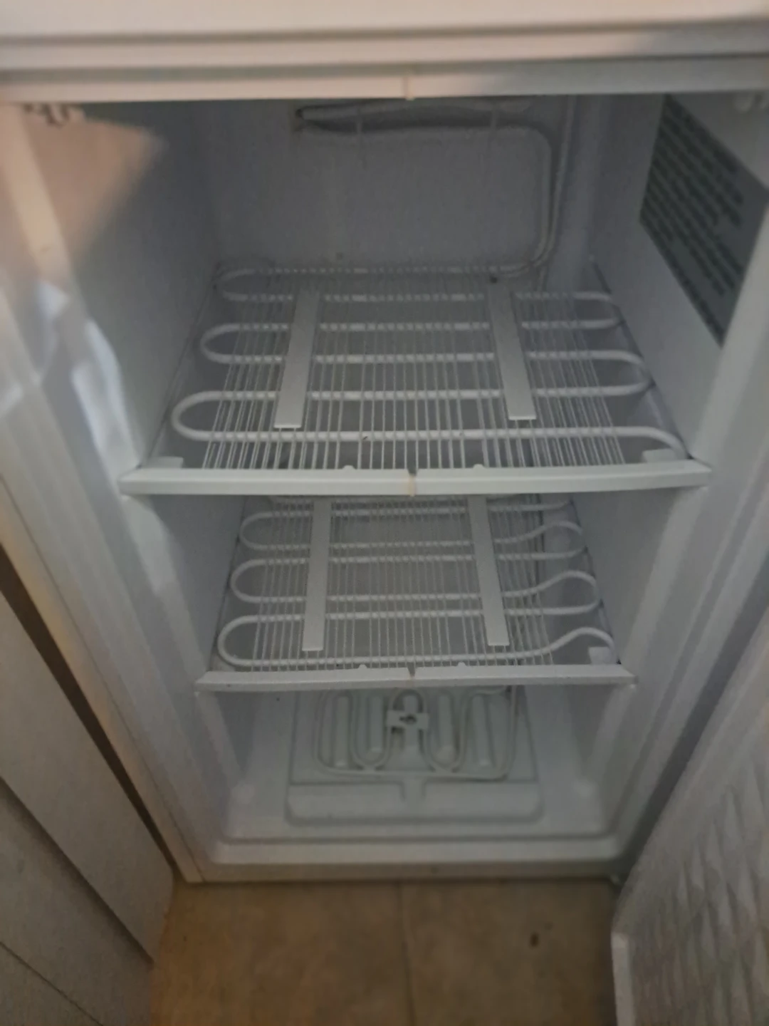 Upright Freezer, 3 shelves & removeable baskets - photo 3