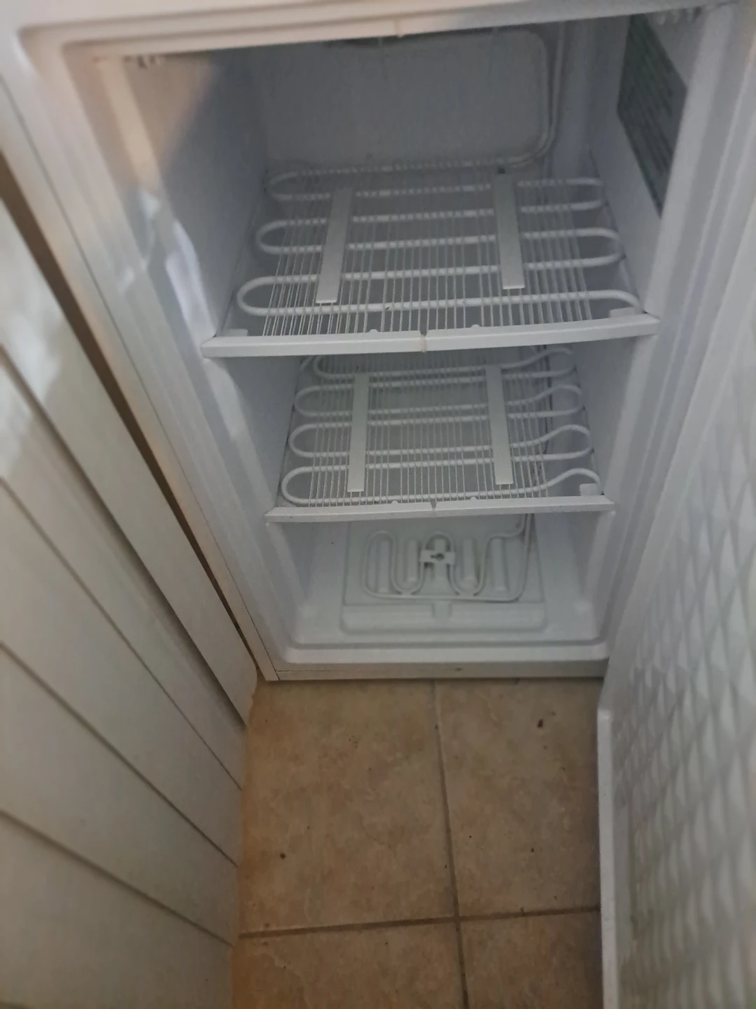 Upright Freezer, 3 shelves & removeable baskets - photo 4