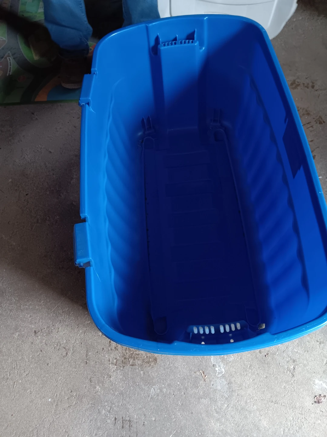 Rubbermaid Rough Tote 40 Gal Storage Bin - photo 3