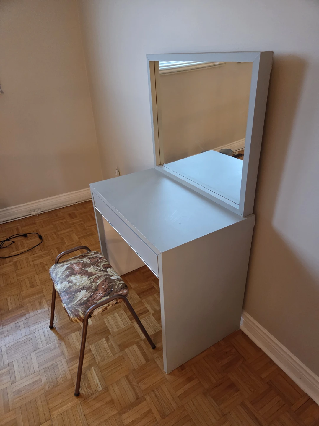 Small Children's Vanity Desk with Stool - photo 2