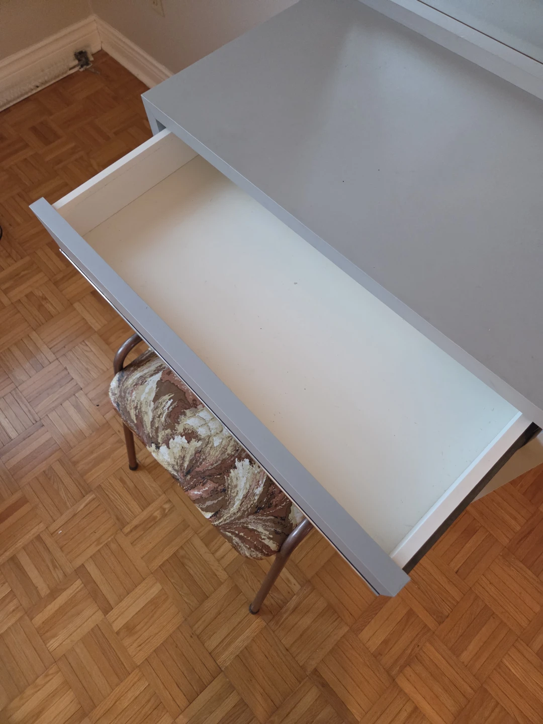 Small Children's Vanity Desk with Stool - photo 3