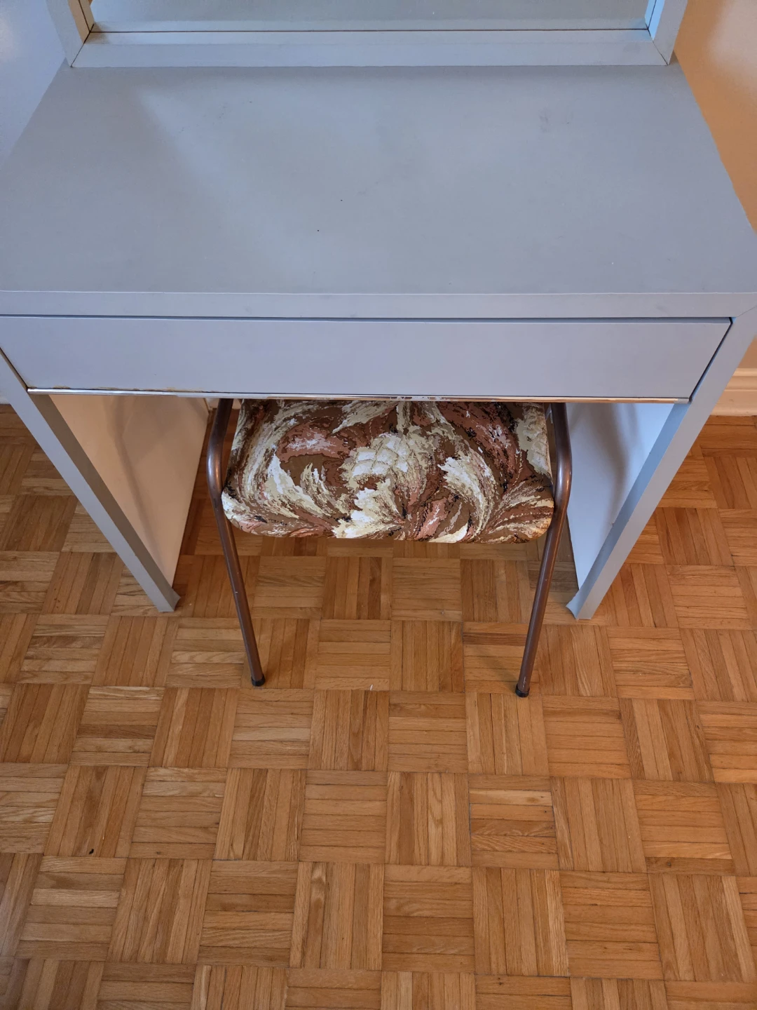 Small Children's Vanity Desk with Stool - photo 4