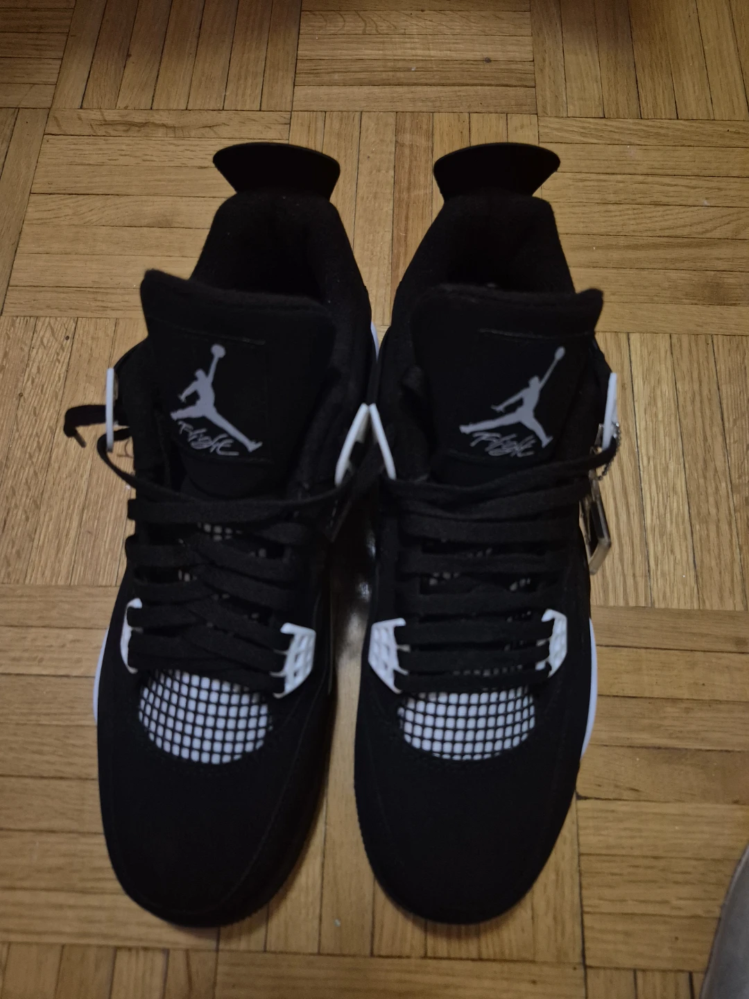 Jordan 4 Retro Black and white thunders