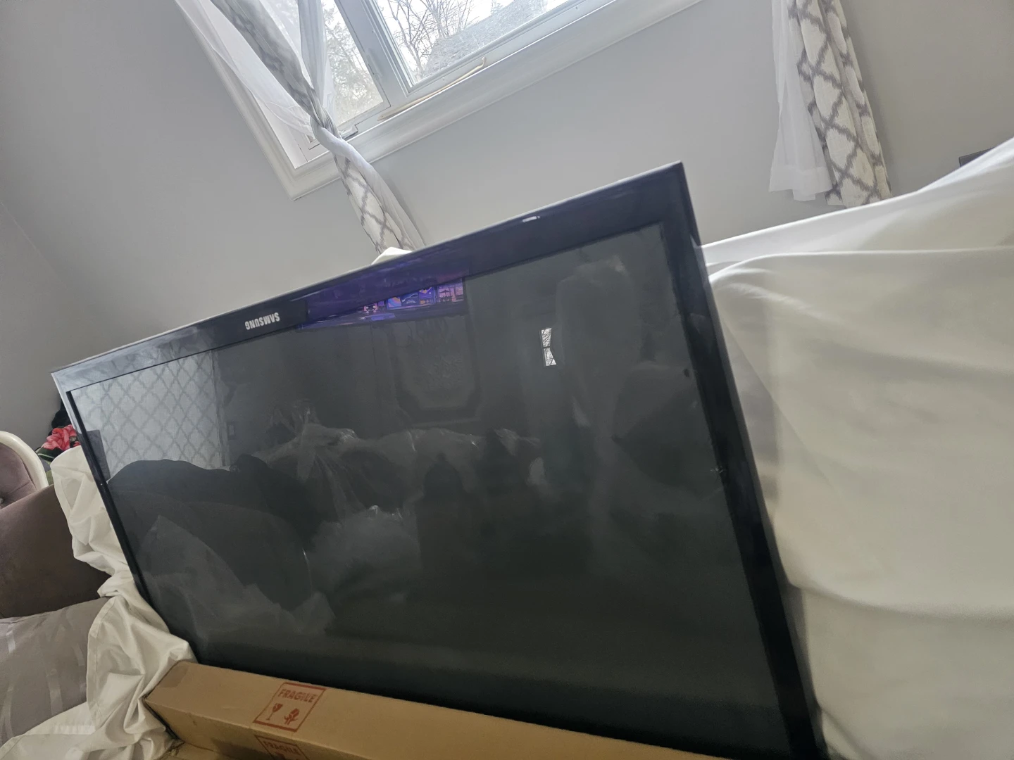 2 flat screen tvs