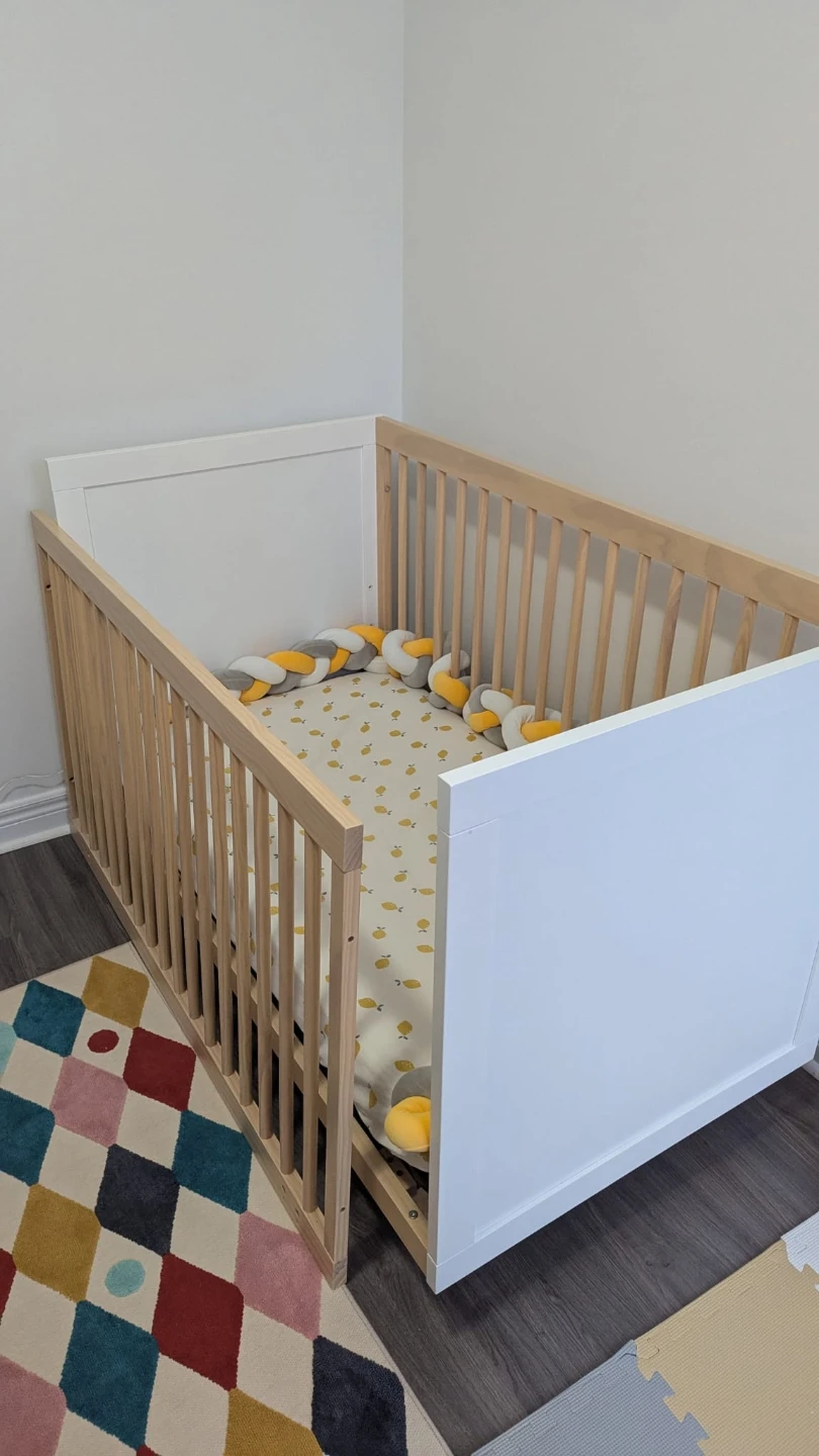 Convertible Crib BB200. Assembly instructions included.