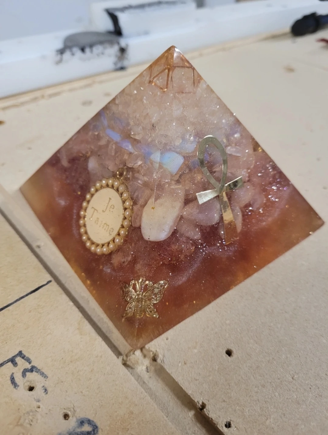🥕 Pyramid with Crystals