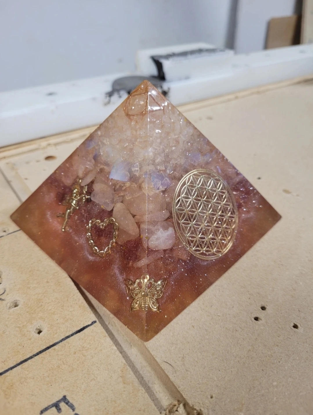 🥕 Pyramid with Crystals - photo 2