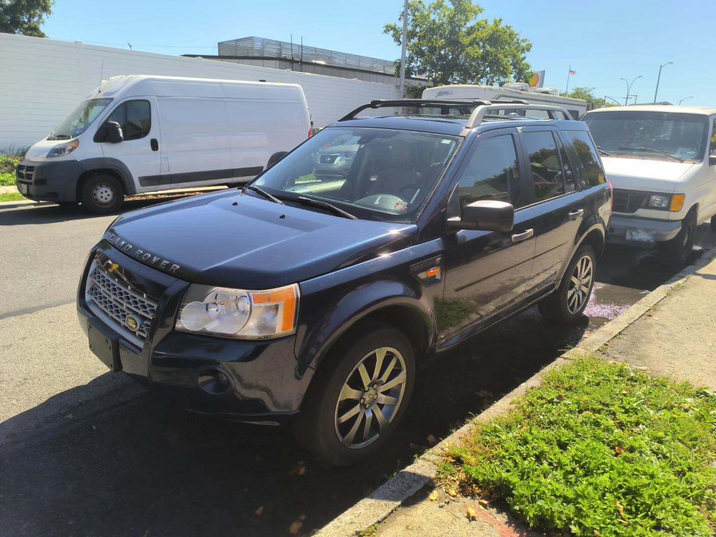 Blue Land Rover LR2 SUV - photo 2