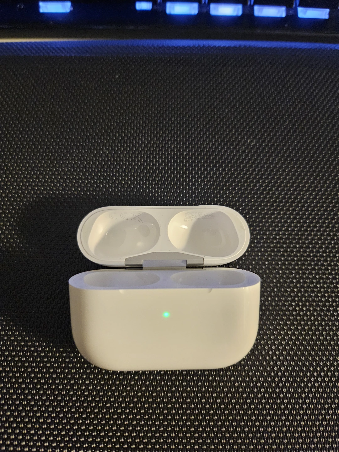 Apple AirPods Pro 1 case only - photo 4