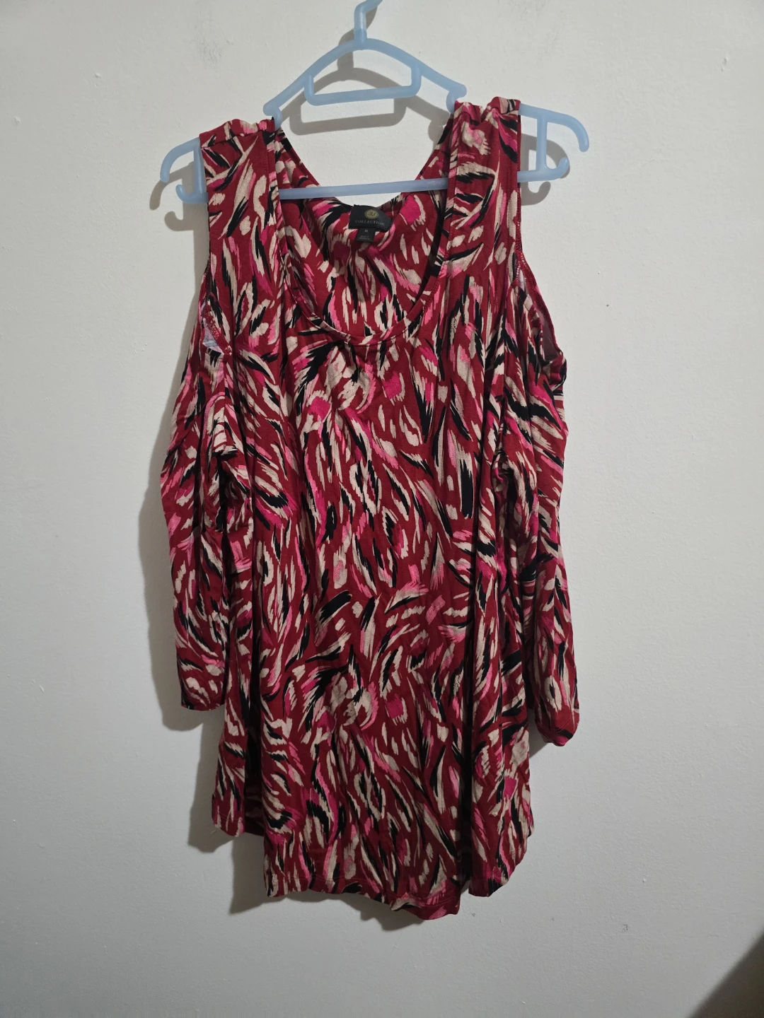 JM Collection XL Red Print Cold Shoulder Top