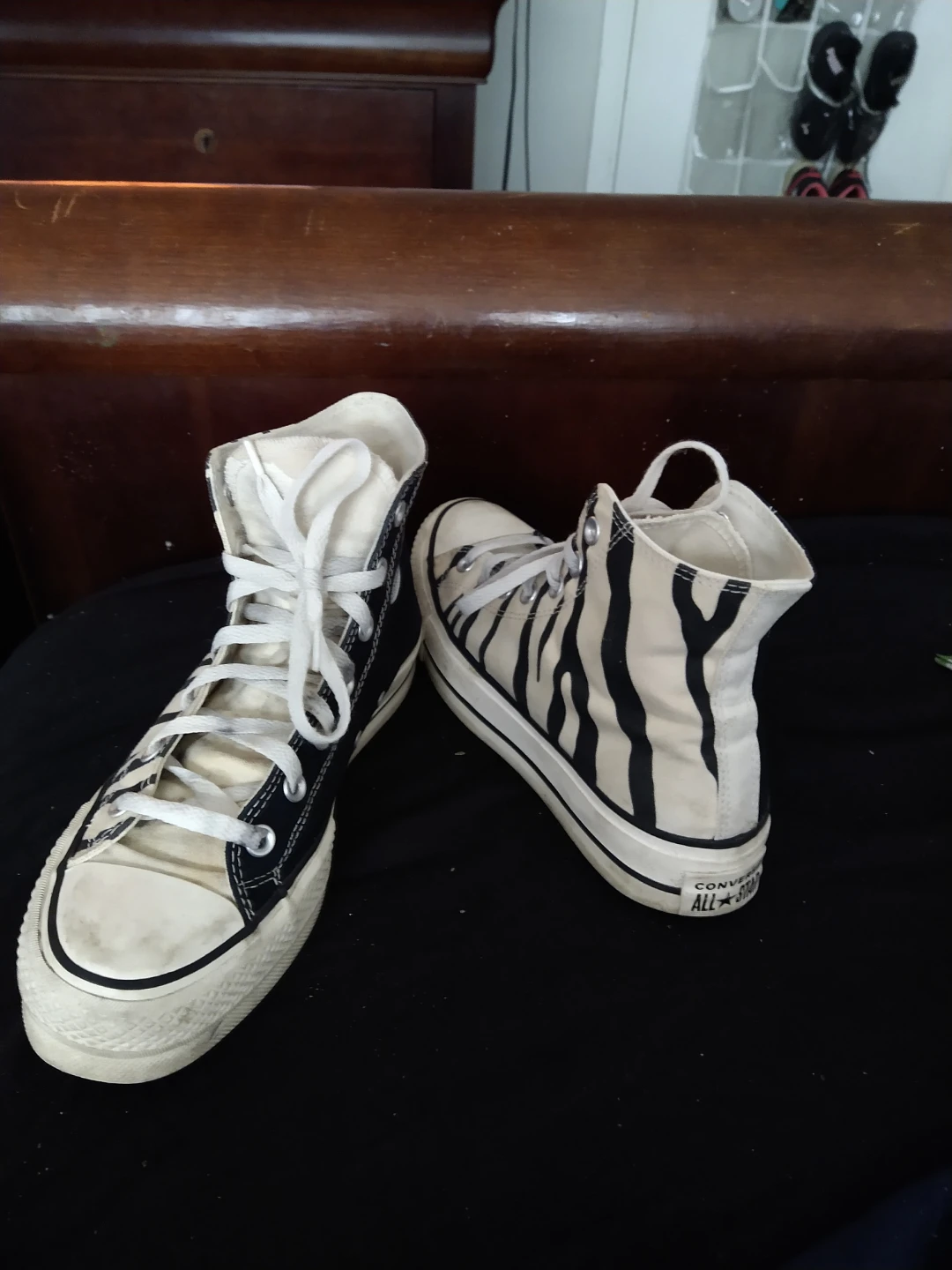 Rare Unisex Converse Half Black Half Zebra Women-8 Men-6 - photo 4