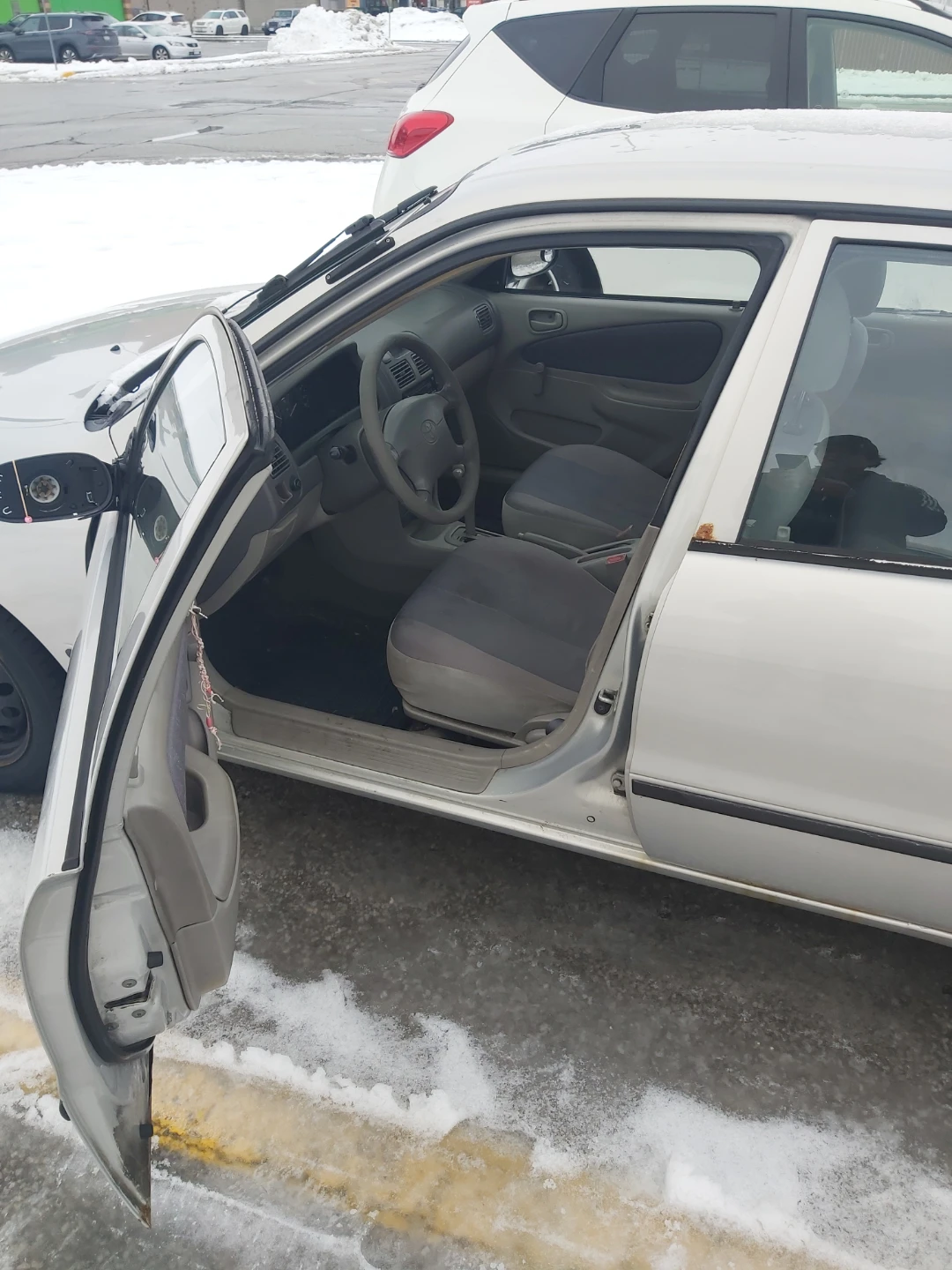 Toyota Corolla - Silver Sedan - photo 5
