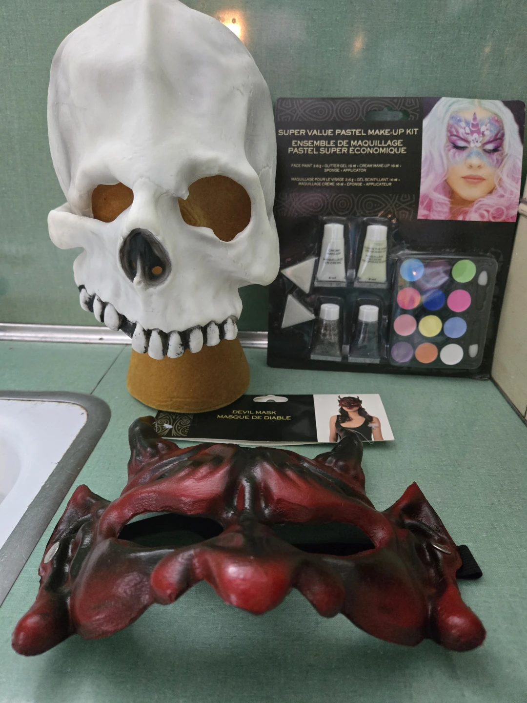 2 Halloween Masks Plus 1 Pastel Make-up Kit