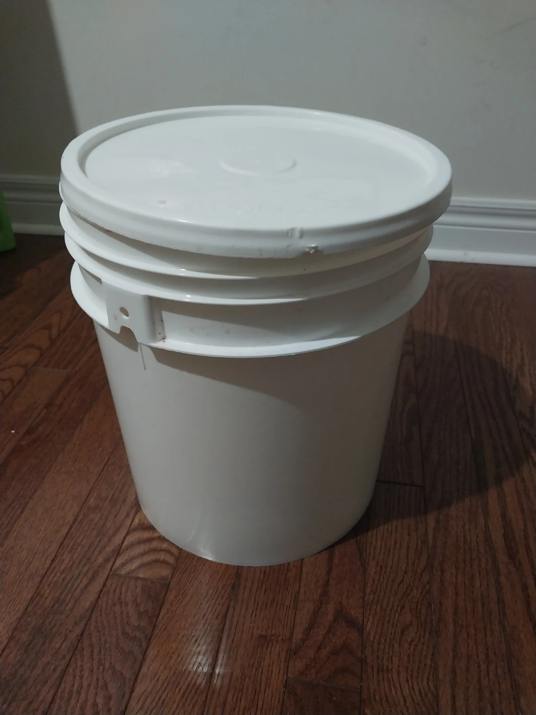White Plastic Bucket with Lid - photo 3