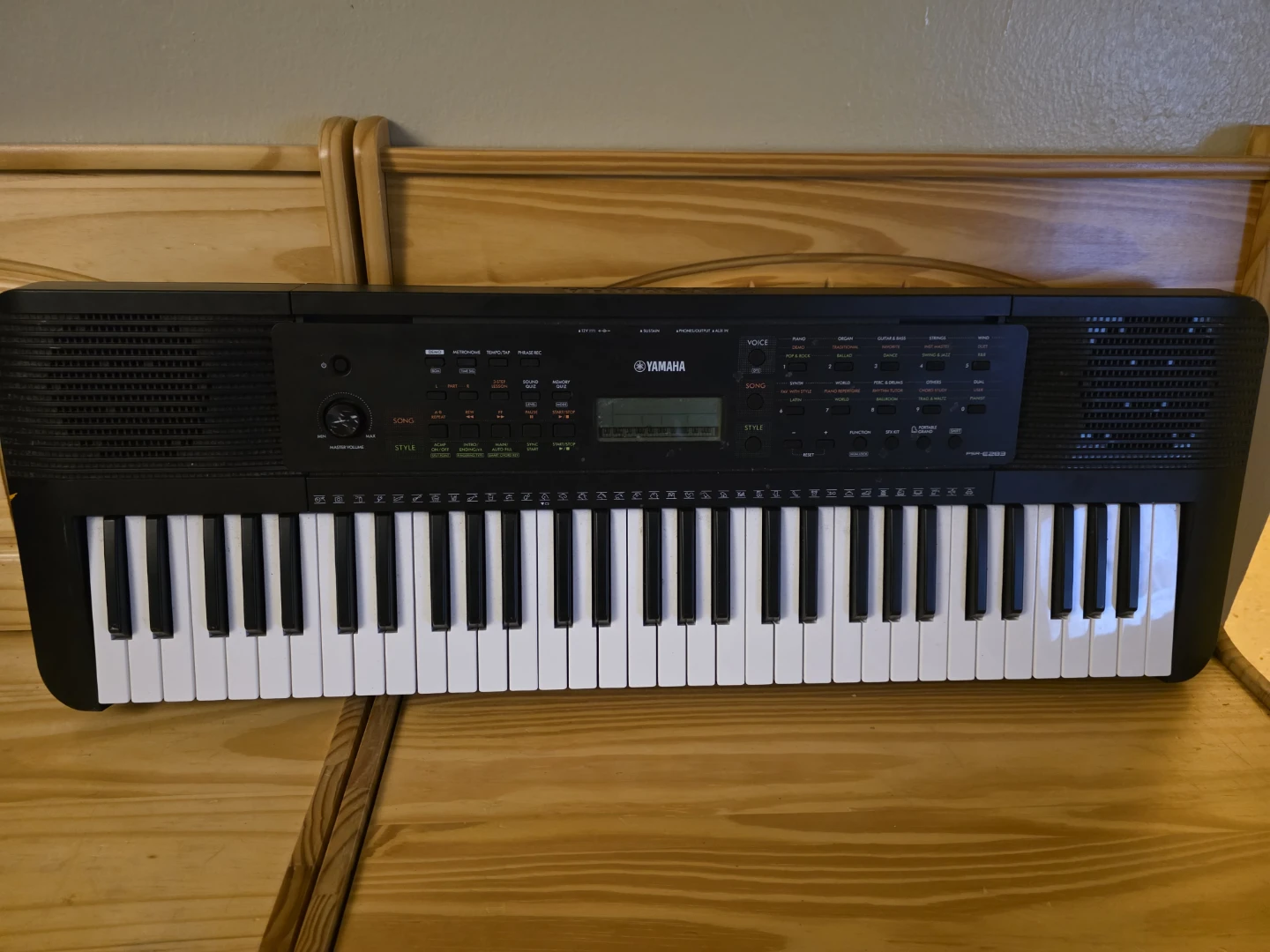 Yamaha 61-Key Portable Keyboard  PSRE283