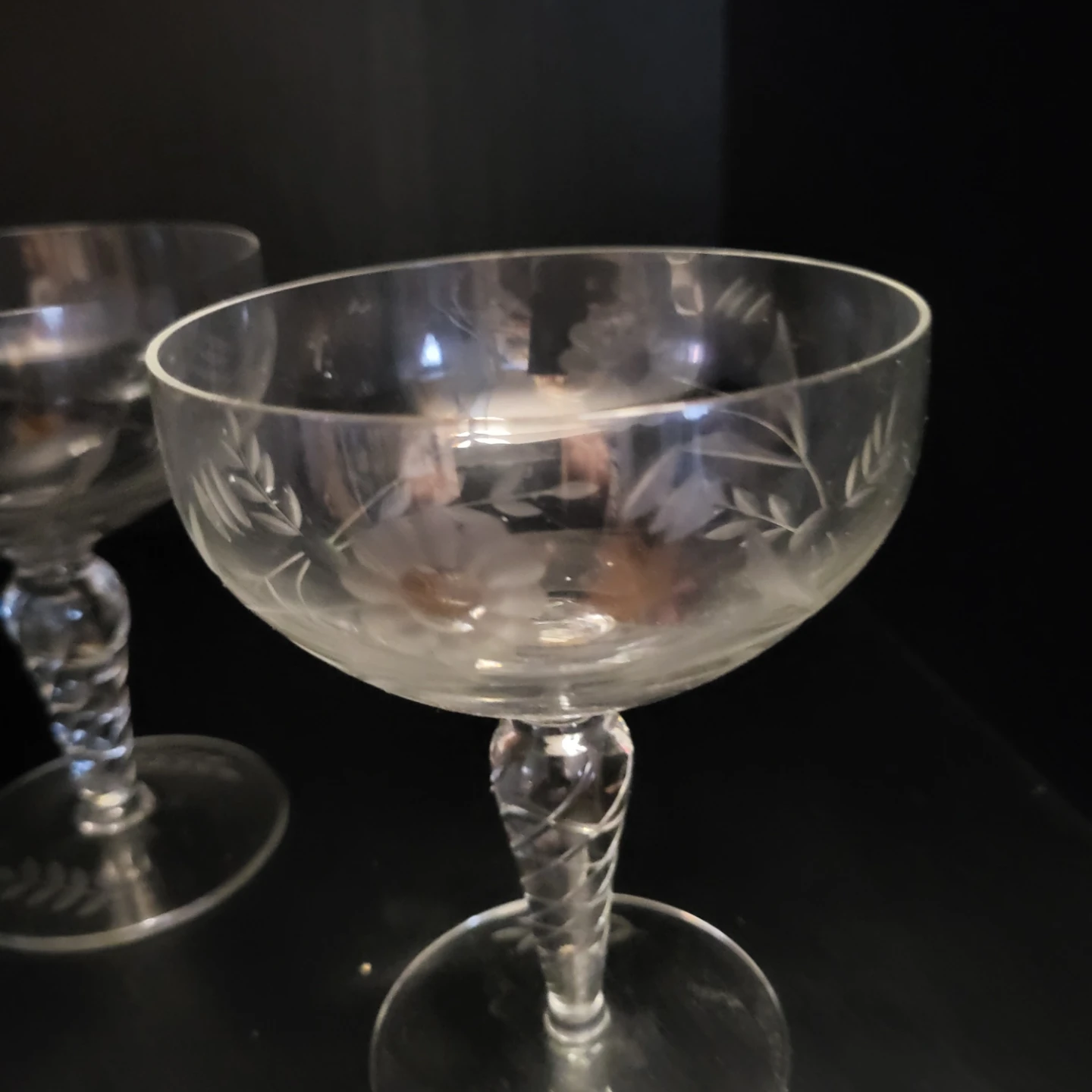 Set of 2 Vintage Etched Champagne Coupe Glasses - photo 2