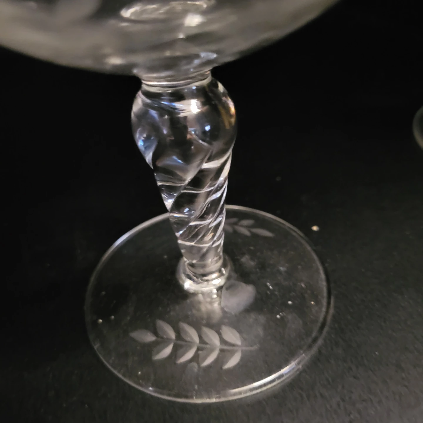 Set of 2 Vintage Etched Champagne Coupe Glasses - photo 5