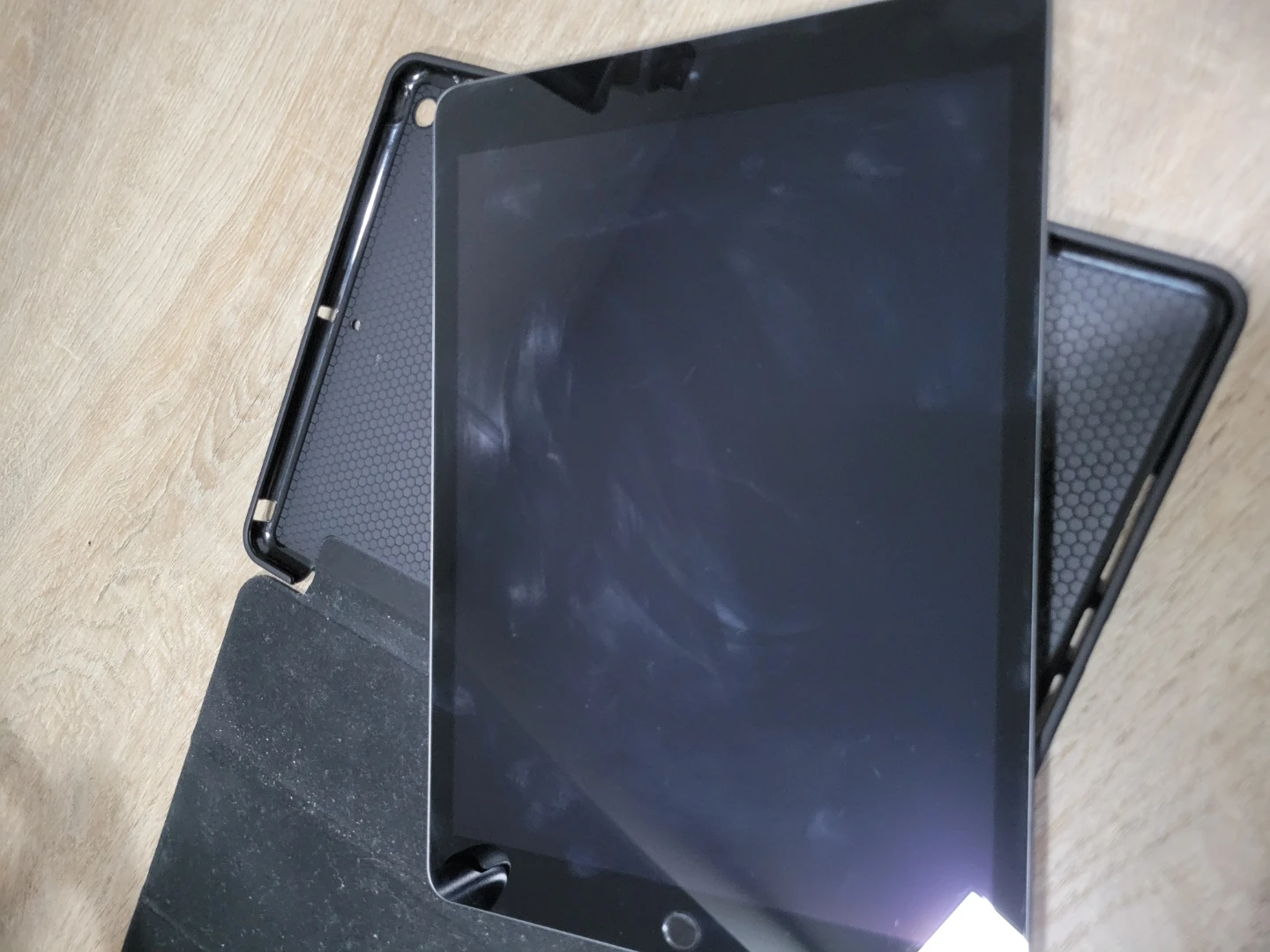 Apple iPad 8 No issues, latest iOS 26.2 with Case - photo 4