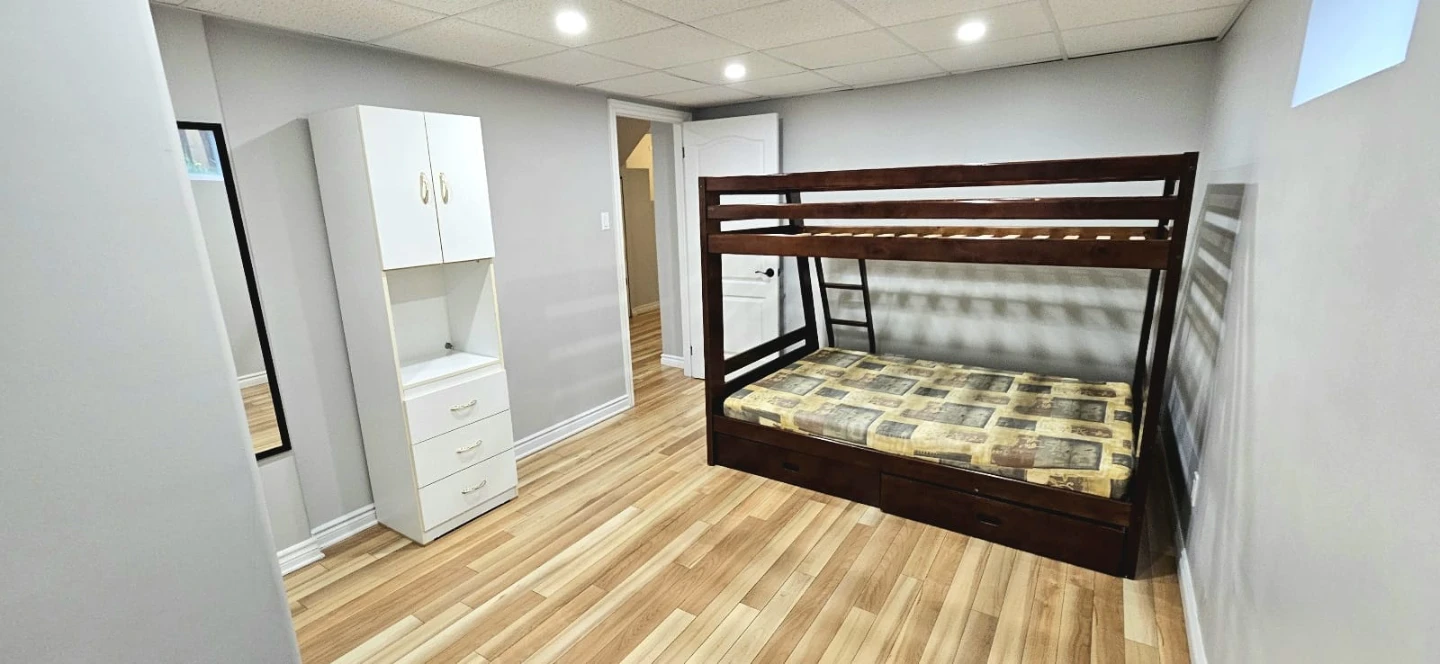 Basement apartment room Separate entrance Private bathroom - photo 2