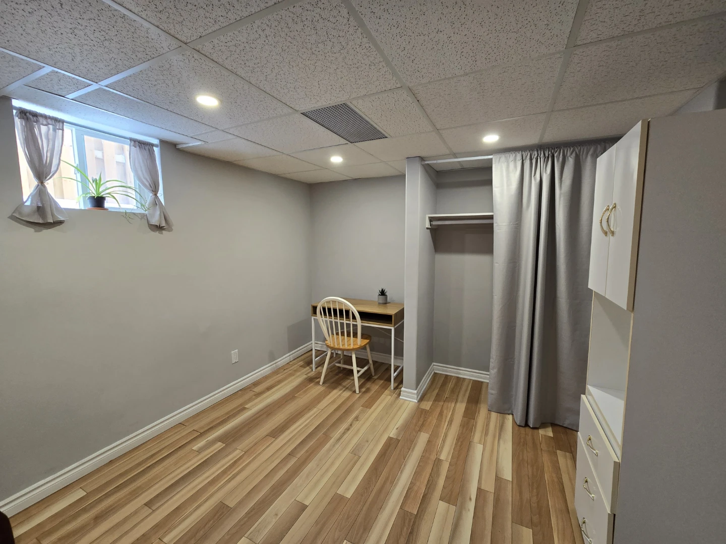 Basement apartment room Separate entrance Private bathroom - photo 3