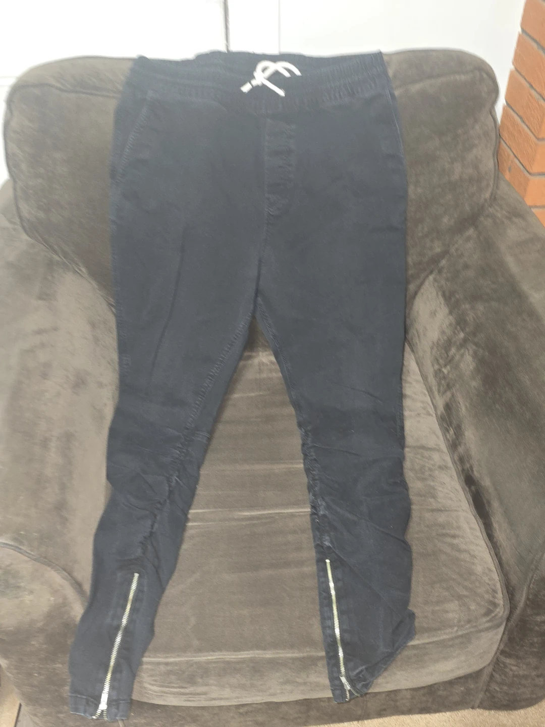 Divided Joggers with zipper bottoms
