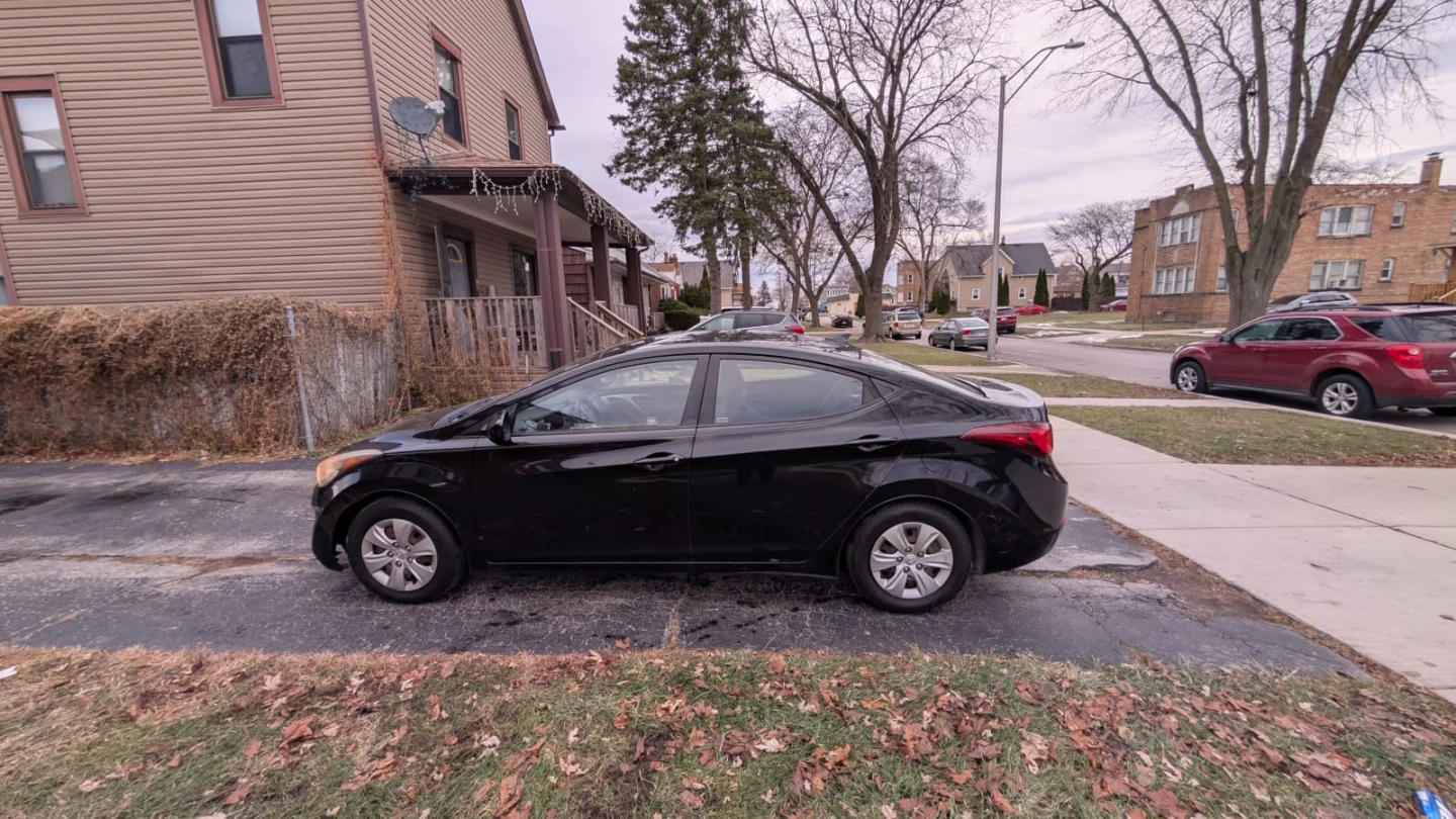 Hyundai Elantra - Black Sedan - photo 3