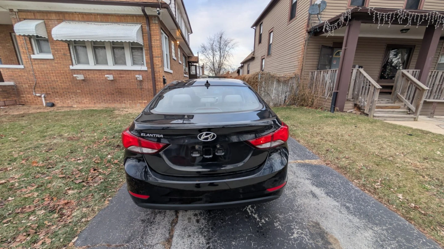 Hyundai Elantra - Black Sedan - photo 4