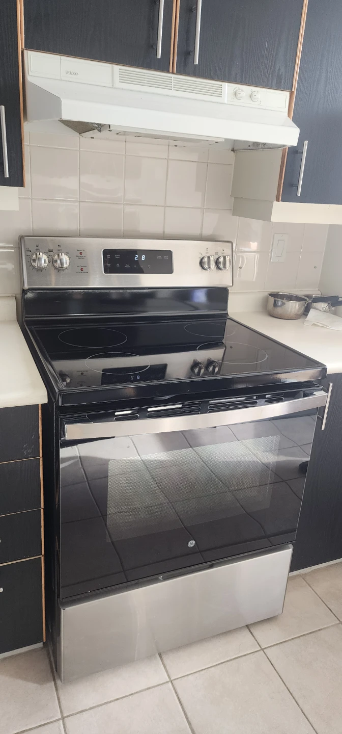 GE Electric Range with Smooth Top