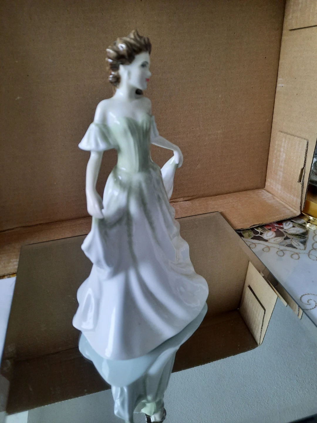 Royal Doulton HN 3305 "MADISON" Figurine - photo 2