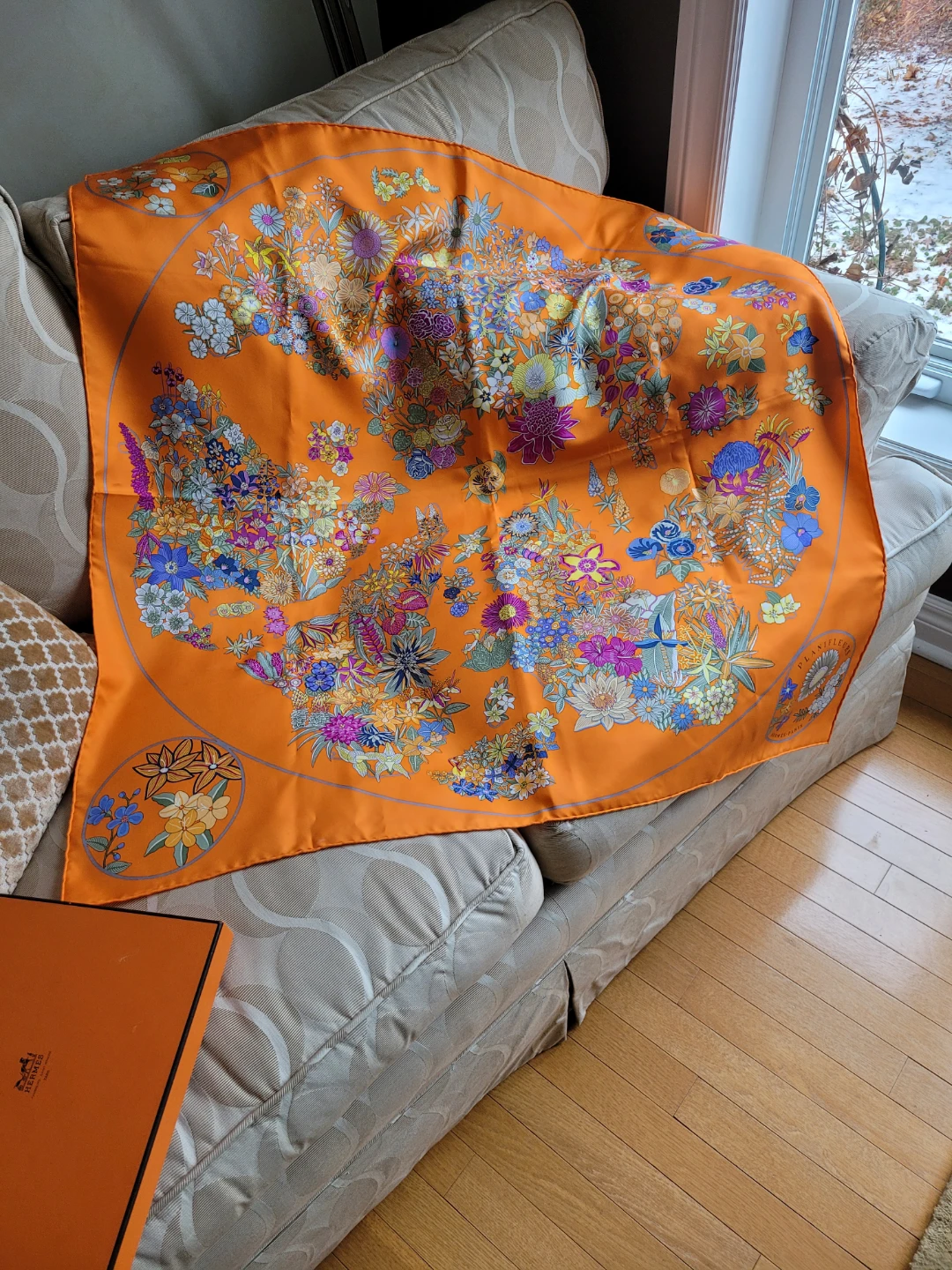AUTHENTIC Hermès Paris Planifleurs Silk Scarf with Box - photo 3
