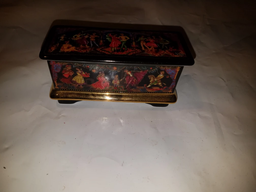 Ardleigh Elliott & Sons Russian Nutcracker porcelain music box.  - photo 2