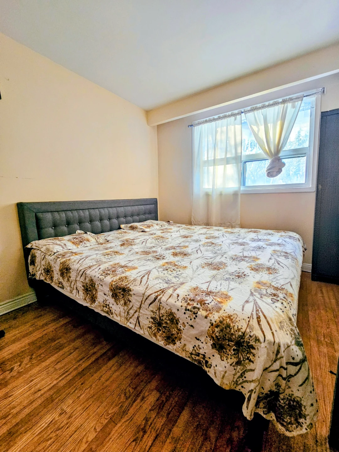 Grey Upholstered King Bed Frame +Mattress