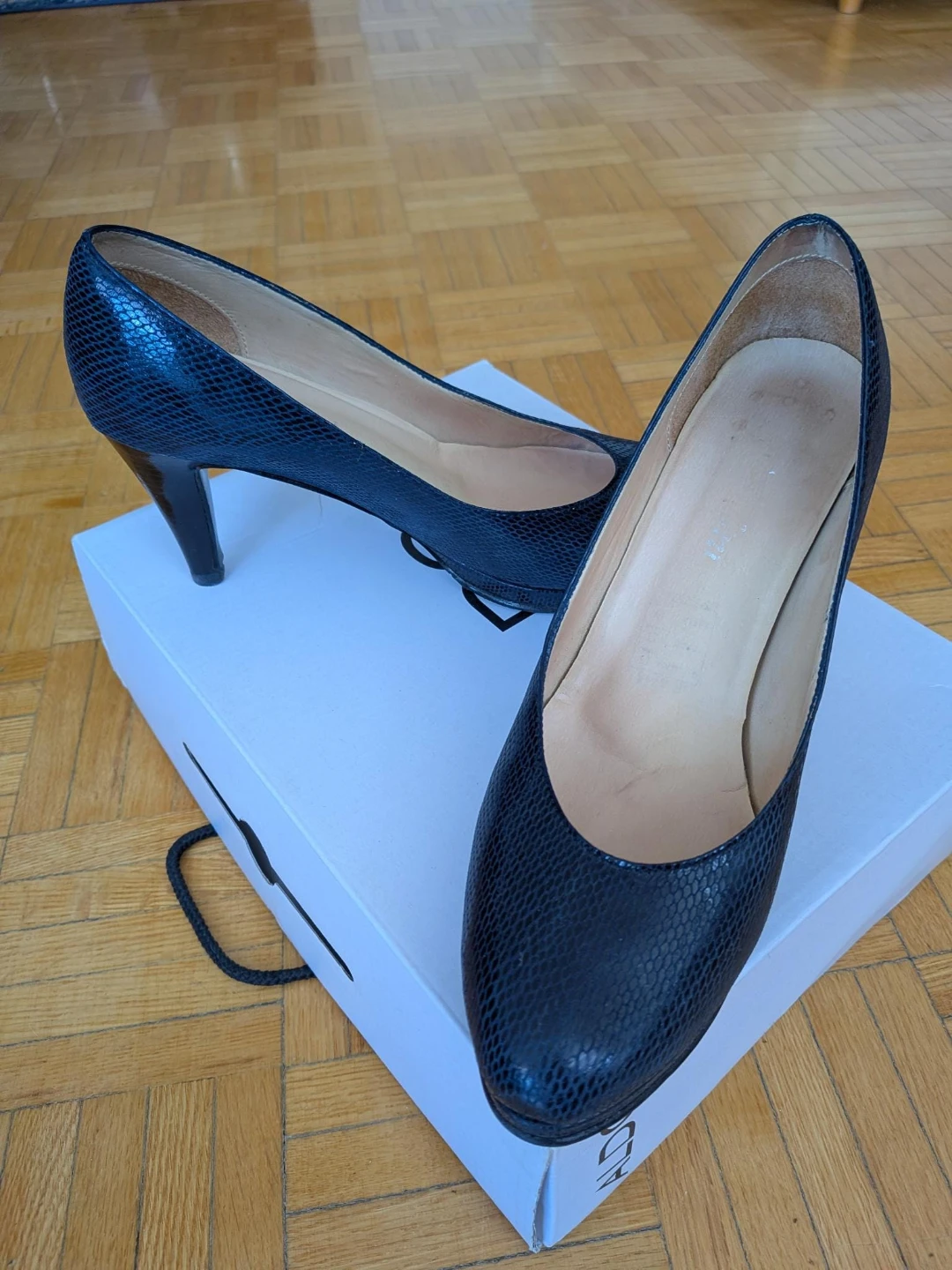 Women's Navy Embossed Heels Size 8 - photo 2