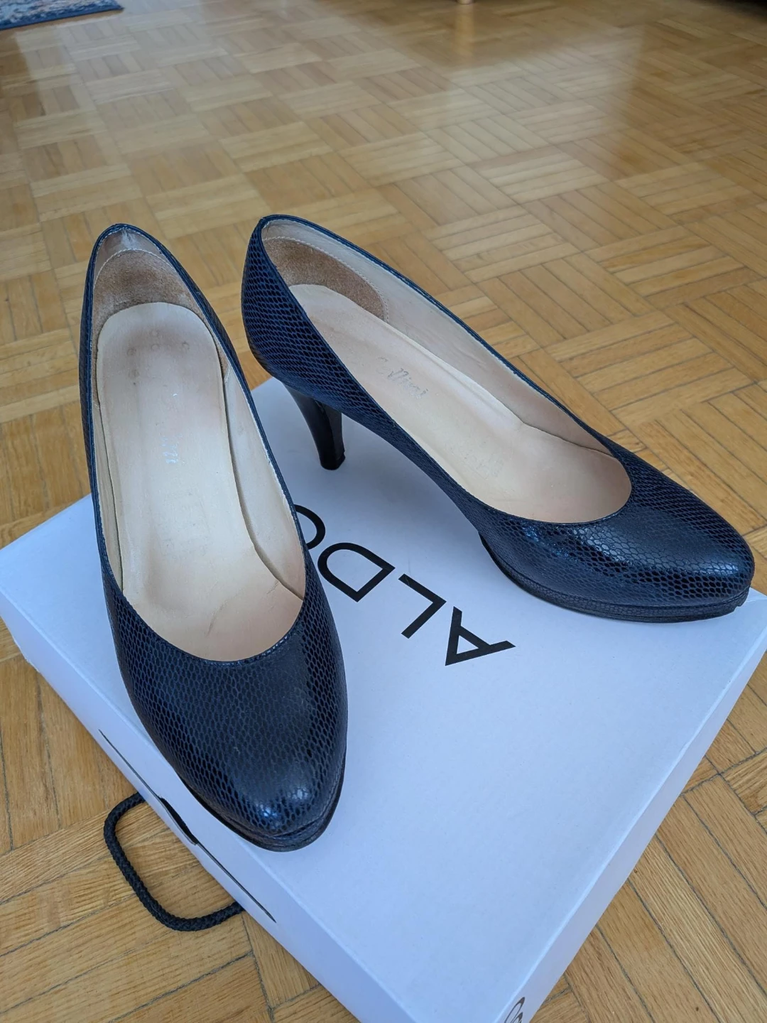 Women's Navy Embossed Heels Size 8 - photo 3