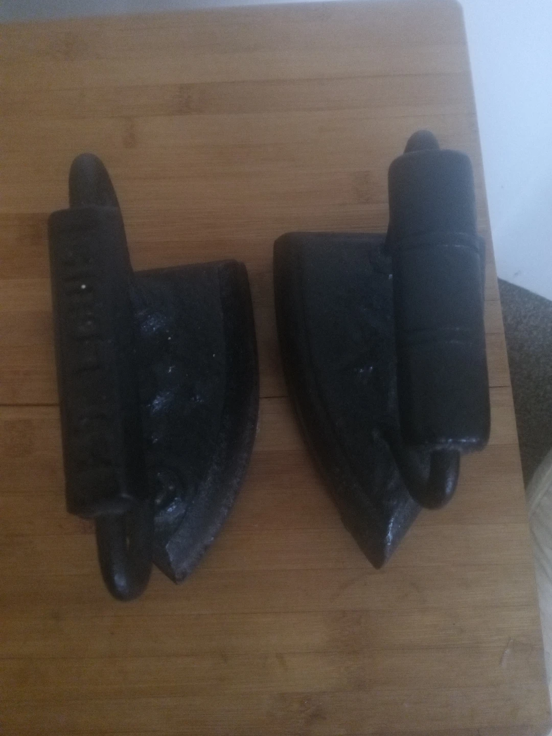Vintage Cast Iron Clothes Irons - Set of 2 - photo 3