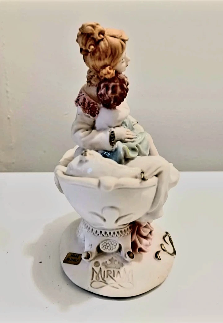 Signed Miriam Italian Capodimonte Porcelain Figurine - photo 4