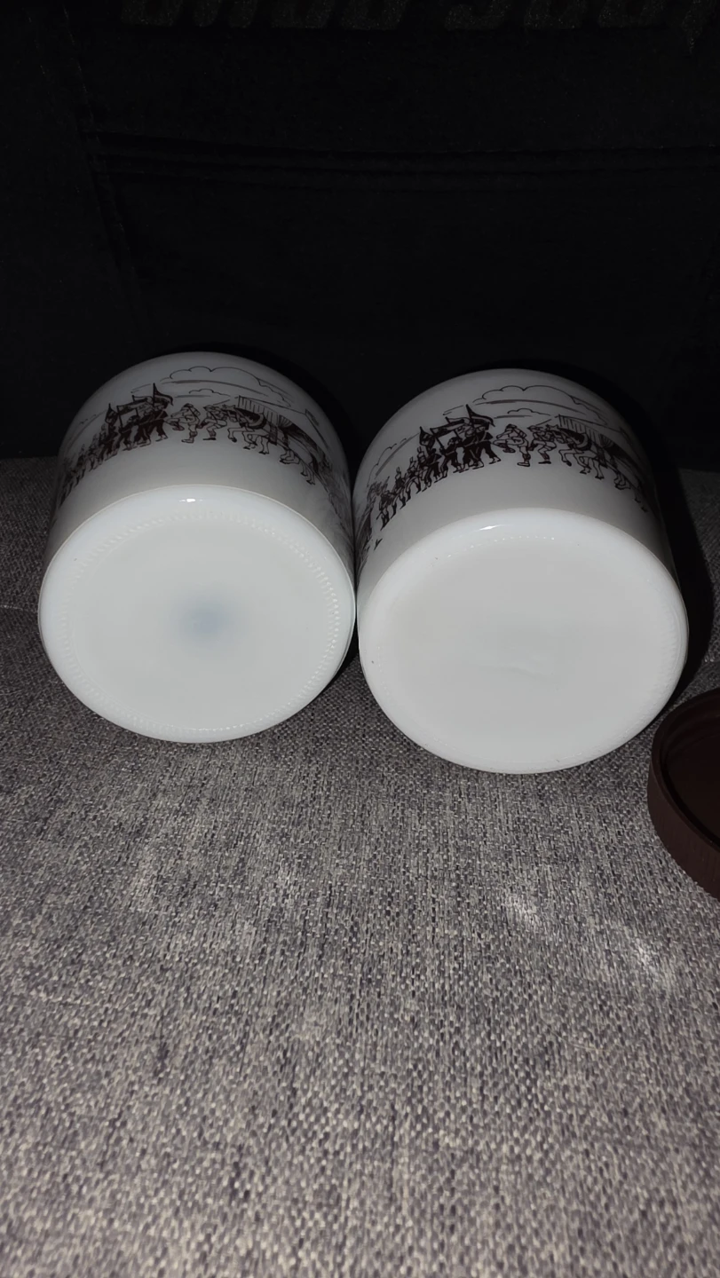 Set of 2 White Milk Glass Jars with Brown Lids and Circus Design - photo 3