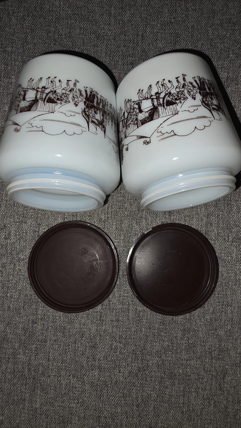 Set of 2 White Milk Glass Jars with Brown Lids and Circus Design - photo 4