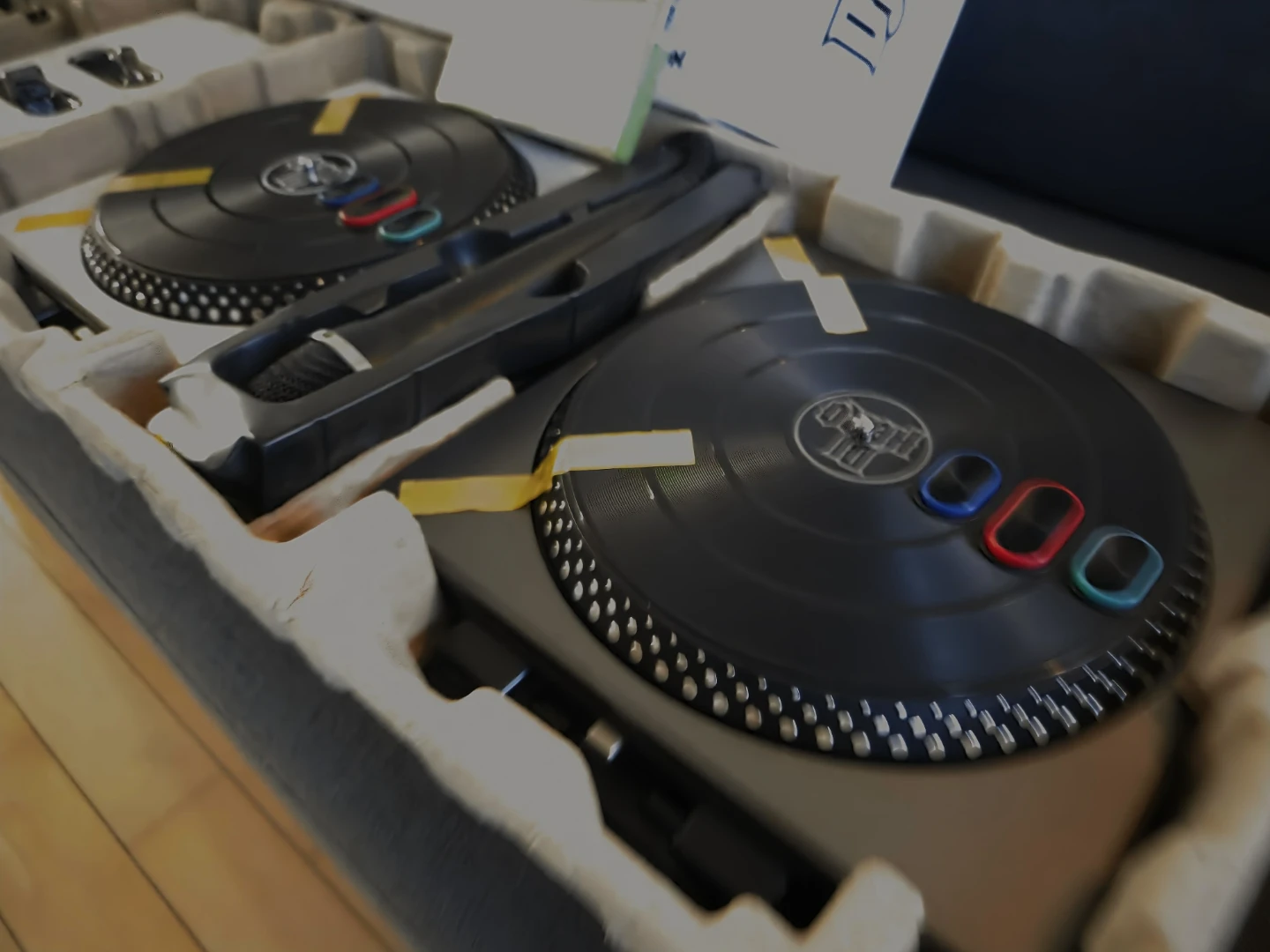 DJ Hero 2 Party Bundle for Xbox 360 - photo 5