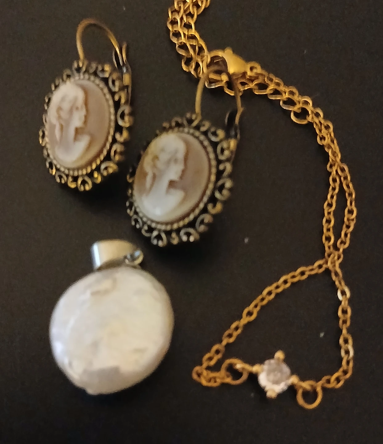 Vintage Style Cameo Earrings & baroque pearl pendant - photo 3
