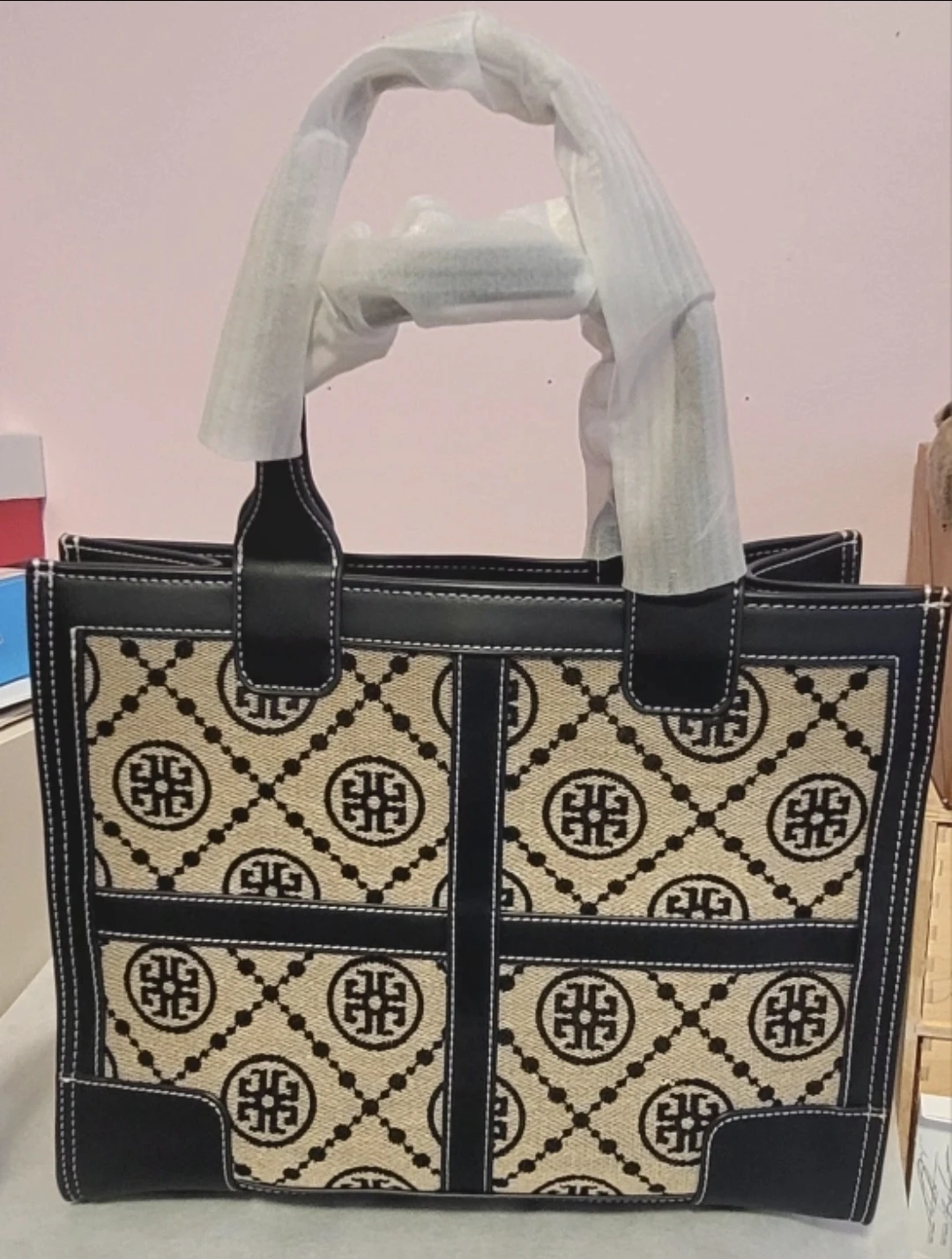 Tote Bag with Monogram Design - photo 2