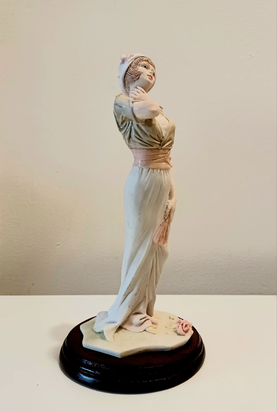 Vtg. Capodimonte Style Lady Figurine - photo 2