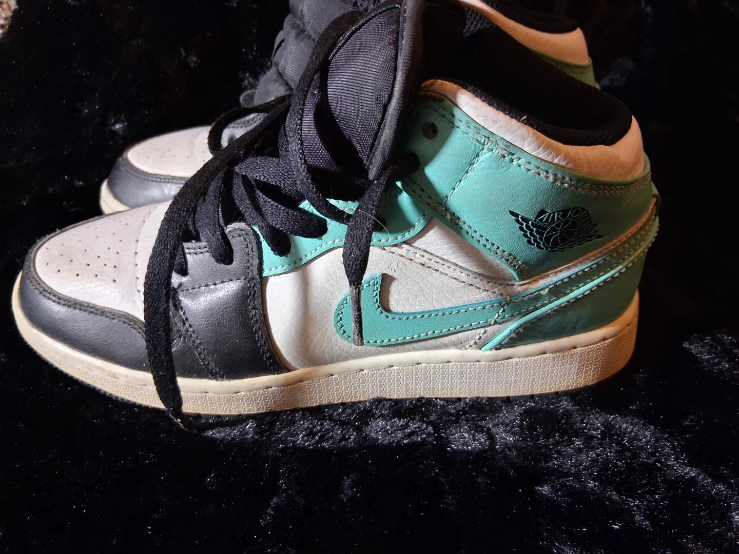 Air Jordan 1 Mid SE Sneakers