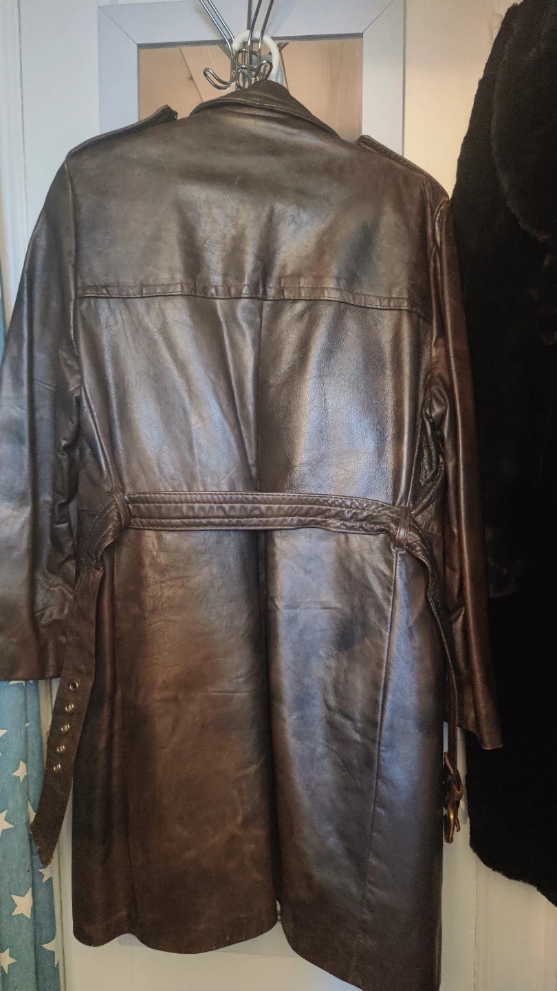 Darkest brown, VINTAGE 60 + Yr. old, LEATHER COAT. - photo 2