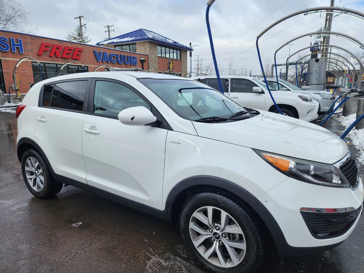 White Kia Sportage AWD