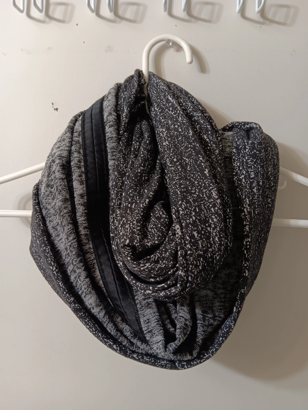 Lululemon Grey Infinity Scarf!! - photo 3